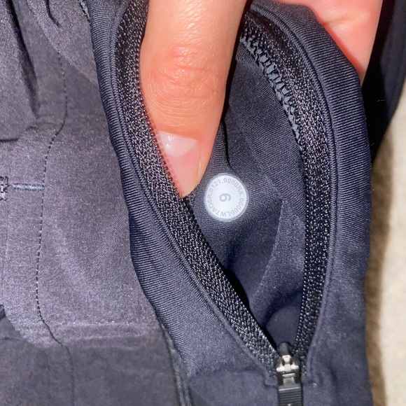 Black 2.5 Speed Up Lululemon Shorts - Picture 3 of 3